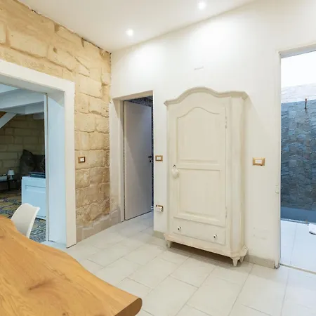 Victoria Luxury Bed & Breakfast 4*